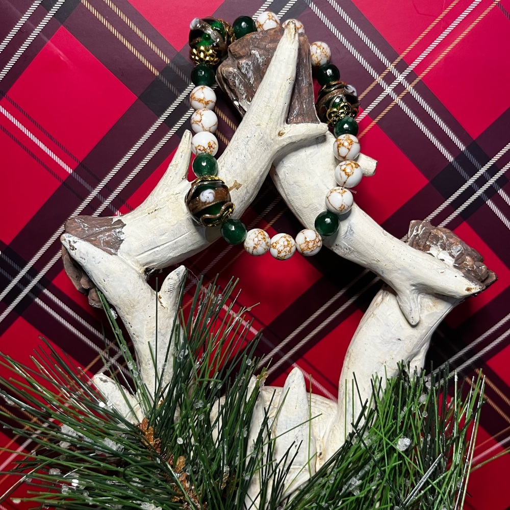 Handcrafted Green and White Beaded stretch Bracelet